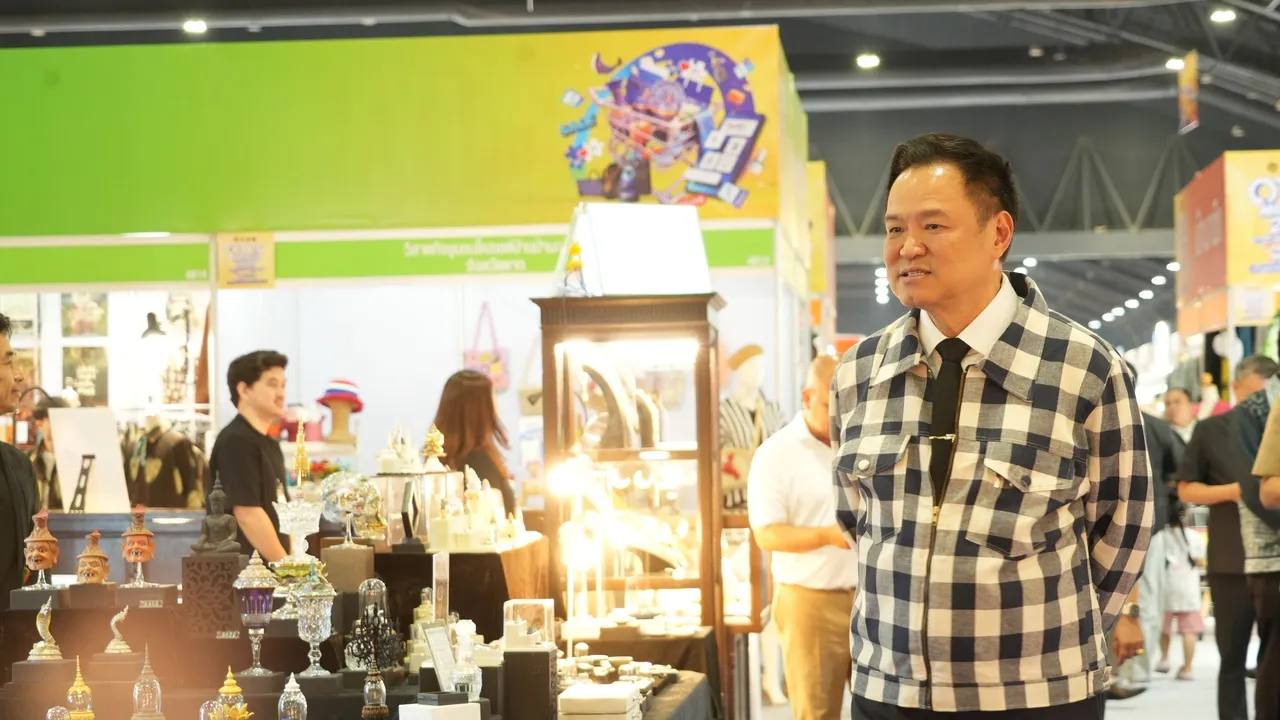 “อนุทิน” ควงภริยาเยี่ยมชมงาน OTOP Midyear 2026 ต่อเนื่องวันที่ 5