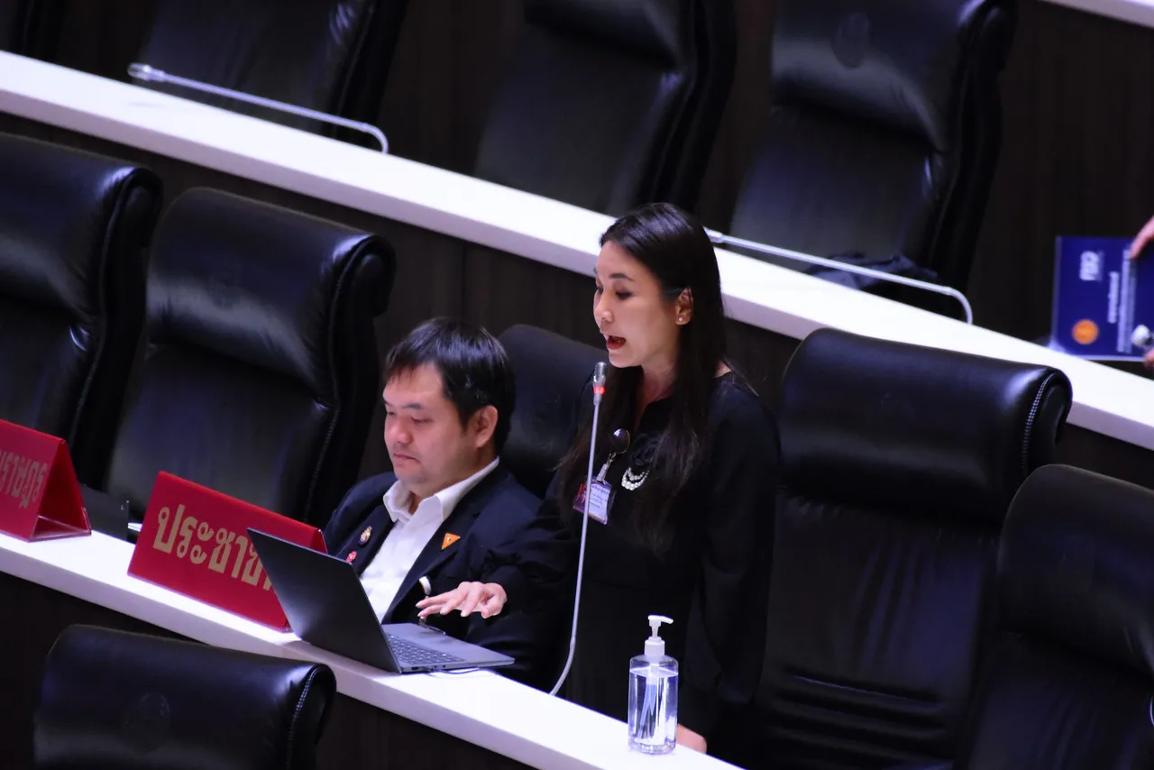 ศิริกัญญาชี้รัฐบาลถังแตก จี้แจงปมโอนงบ 1 หมื่นล้าน หวั่นวิกฤตคลัง
