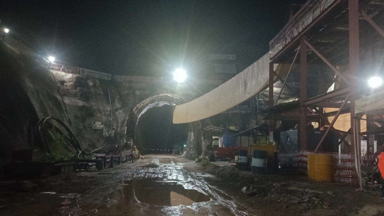 ผนังอุโมงค์ดอยหลวงถล่มทับคนงานก่อสร้างรถไฟสายเด่นชัย-เชียงราย เสียชีวิต 2 บาดเจ็บ 2