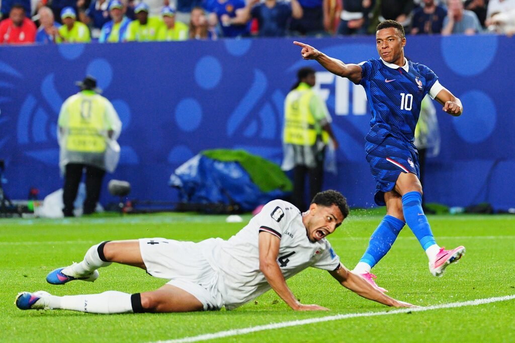 ฝรั่งเศสฟอร์มดุถล่มอิรัก 3-0 ทะลุเข้ารอบน็อกเอาต์บอลโลก 2026