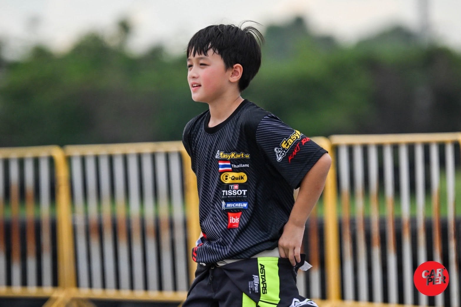 ส่องลุคนักซิ่งสุดเท่ของ 'น้องพายุ' พร้อมกำลังใจดีๆ จาก 'แม่ชม-น้องเกล' ติดขอบสนาม