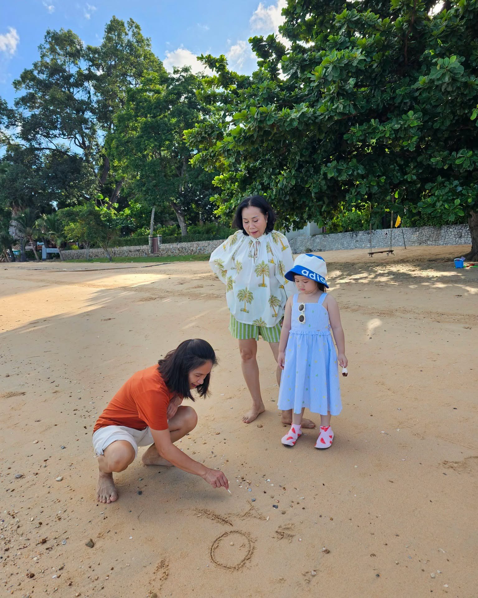 ส่องลุคใหม่ 'น้องเกล' เที่ยวทะเลกับ 'ยายหนิง' ฉายแววความสดใสจนแฟนคลับใจละลาย