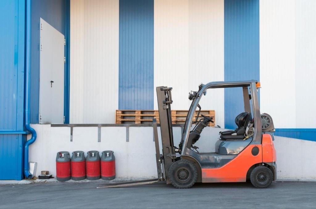 เจาะลึกความต่าง รถ Reach Truck ราคาถูก vs ราคาแพง เลือกอย่างไรให้คุ้มค่าที่สุด