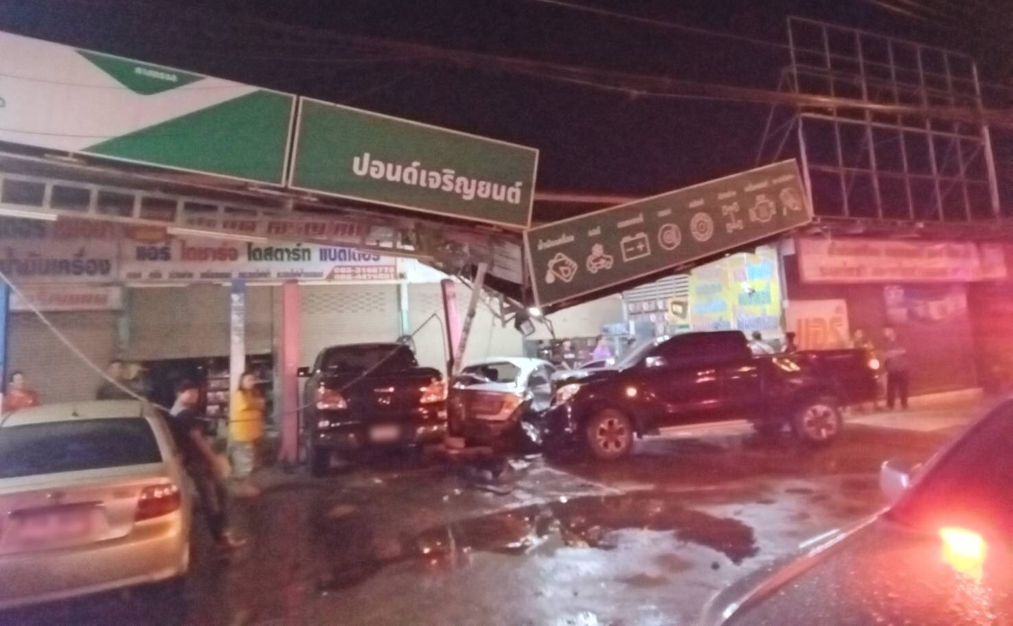 ระทึกกลางดึก! เก๋งหักหลบวัตถุปริศนาพุ่งชนร้านซ่อมรถพังยับ ชาวบ้านผวาถนนสายมรณะ