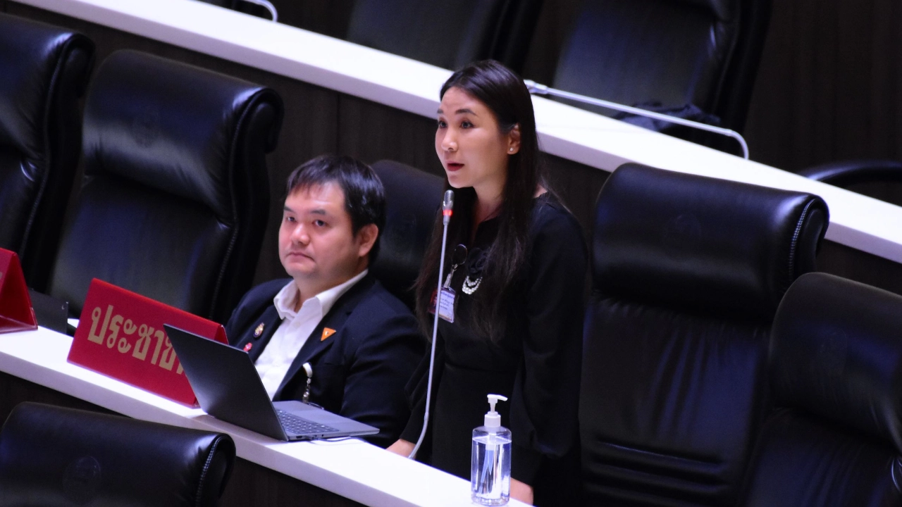 ศิริกัญญาชี้รัฐบาลถังแตก จี้แจงปมโอนงบ 1 หมื่นล้าน หวั่นวิกฤตคลัง