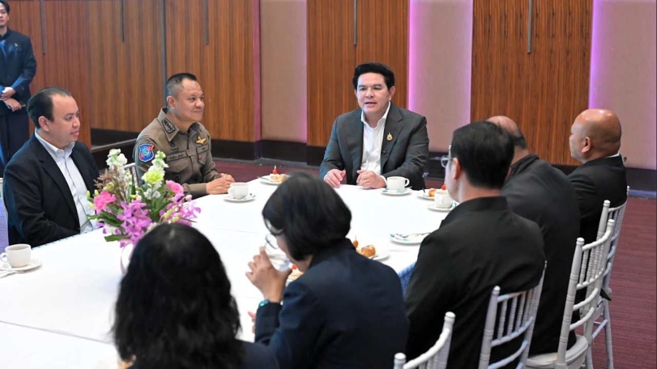 “สุรศักดิ์” ลงพื้นที่เกาะสมุย ชู “สมุยโมเดล” เร่งจัดระเบียบสกัดนอมินี ยกระดับท่องเที่ยวคุณภาพ