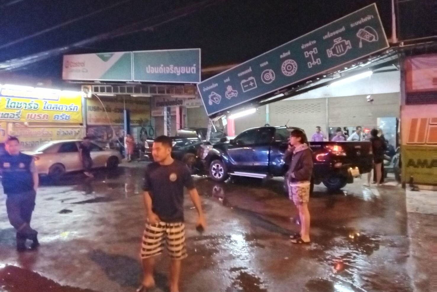 ระทึกกลางดึก! เก๋งหักหลบวัตถุปริศนาพุ่งชนร้านซ่อมรถพังยับ ชาวบ้านผวาถนนสายมรณะ