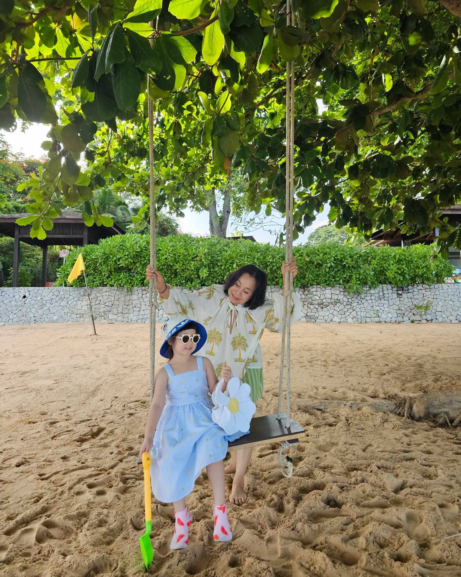 ส่องลุคใหม่ 'น้องเกล' เที่ยวทะเลกับ 'ยายหนิง' ฉายแววความสดใสจนแฟนคลับใจละลาย