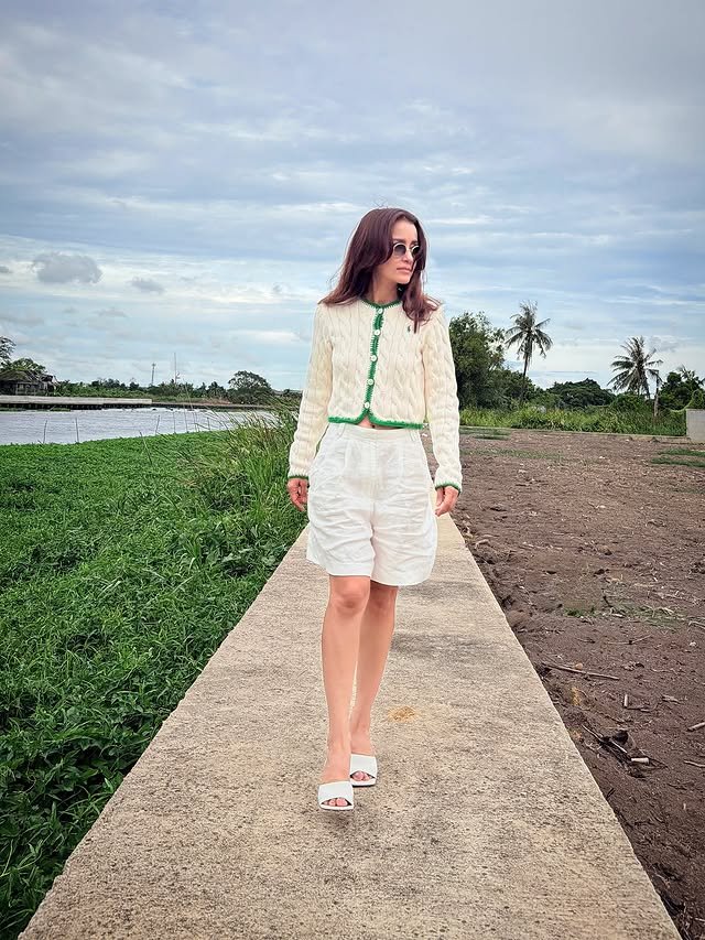 แอน ทองประสม โชว์ที่ดินริมน้ำสุดชิล แต่แฟนคลับหลุดโฟกัสเพราะรองเท้าส้นสูง