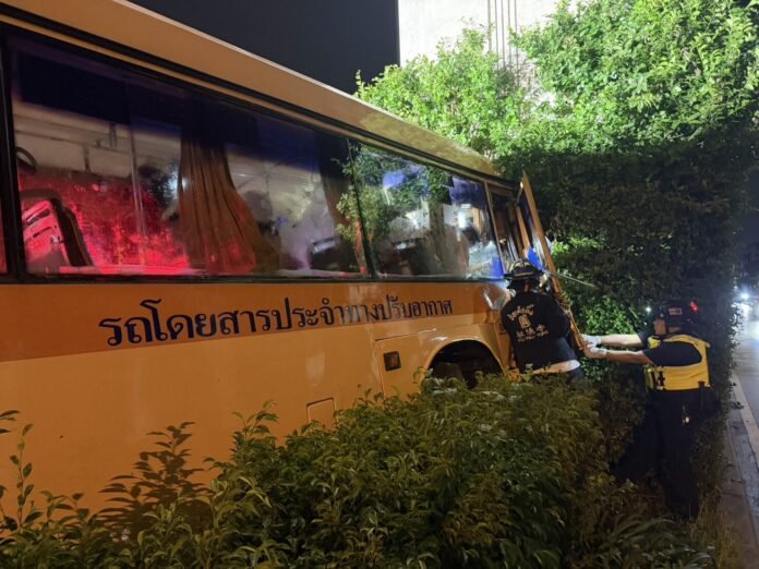 ระทึก! รถเมล์หักหลบแท็กซี่พุ่งชนตอม่อรถไฟฟ้า คนขับ-พนักงานเจ็บ 2 ราย