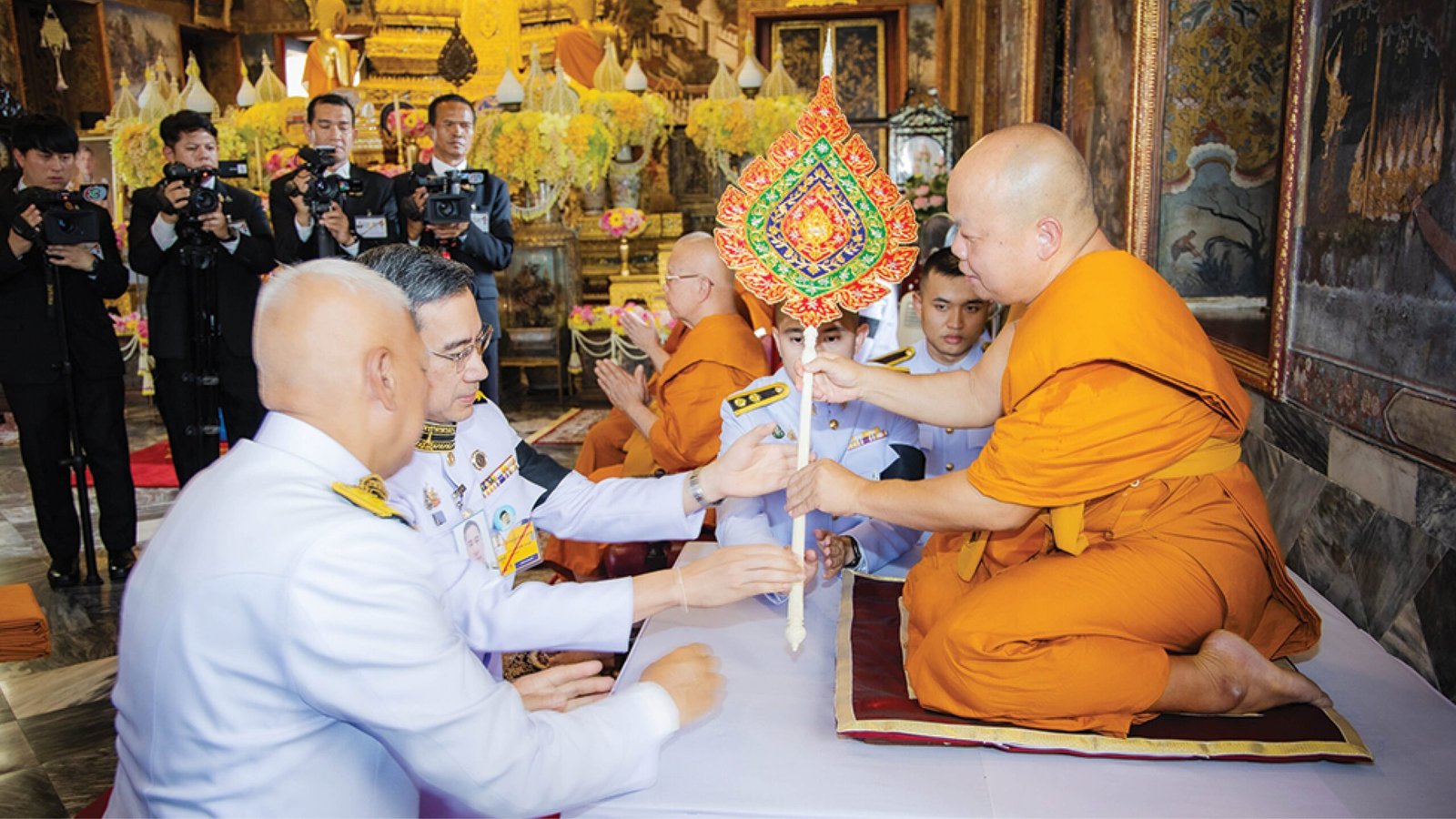 พิธีเชิญสัญญาบัตร พัดยศ และผ้าไตร ถวายแด่ 'พระราชวชิรรัตนาภรณ์' ณ วัดราชบพิธฯ