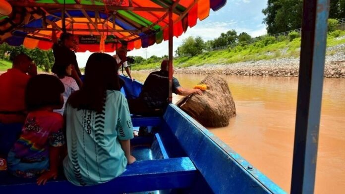 แม่น้ำน่านลดระดับ เผยตอต้นตะเคียนยักษ์อายุนับพันปีโผล่กลางน้ำ ชาวบ้านแห่ขอโชคลาภ