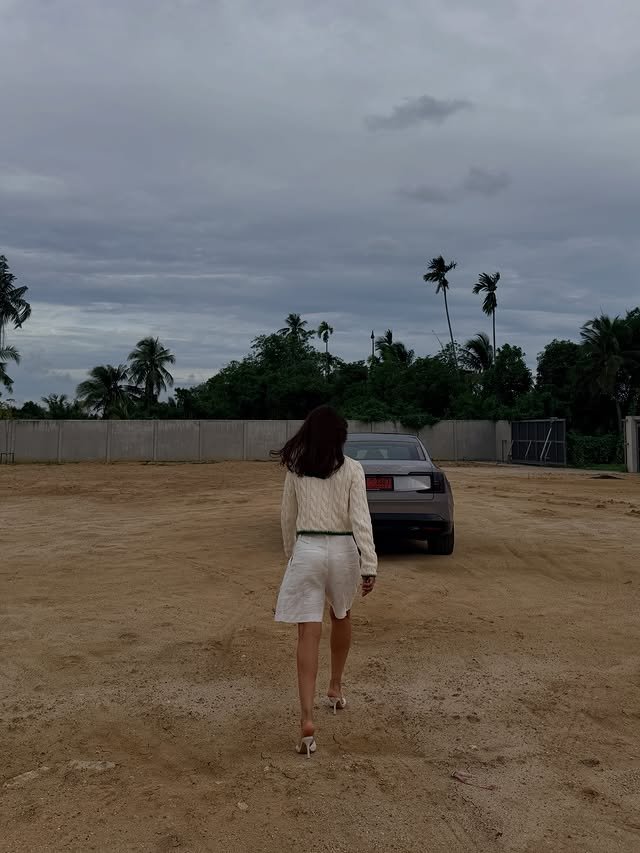 แอน ทองประสม โชว์ที่ดินริมน้ำสุดชิล แต่แฟนคลับหลุดโฟกัสเพราะรองเท้าส้นสูง