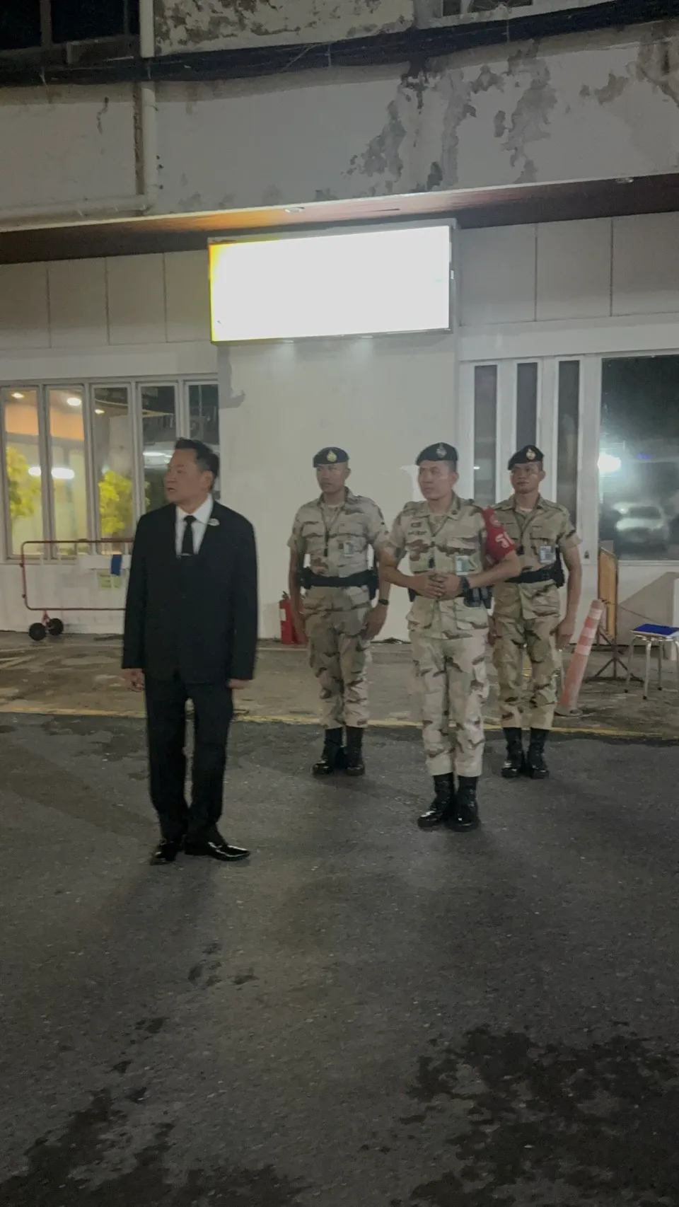 นายกฯ ลงพื้นที่ตรวจเยี่ยม สถ. กลางดึก กำชับเข้มมาตรการป้องกันอัคคีภัยสถานที่เก็บไฟล์ผลสอบ