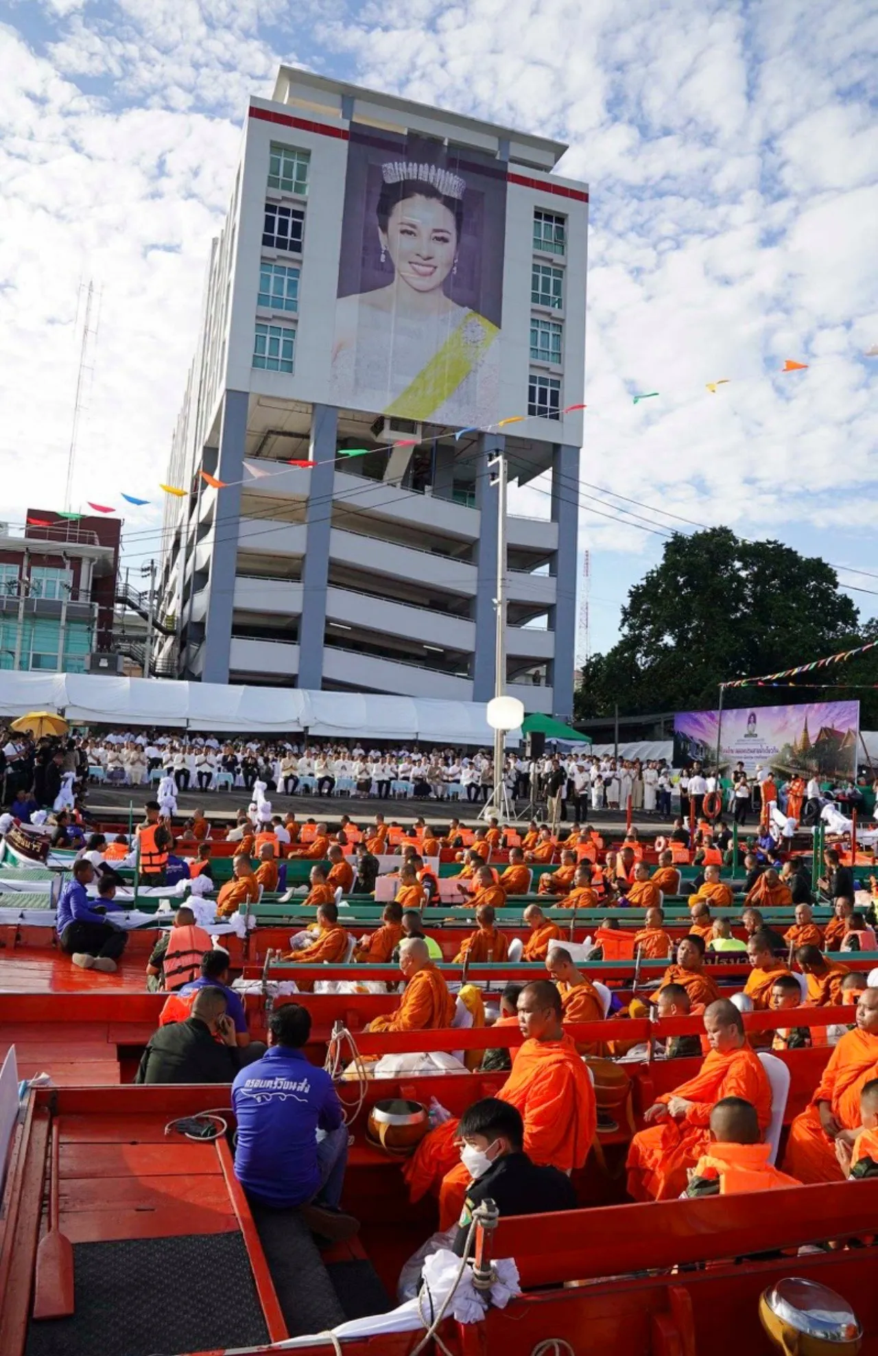 ประวัติศาสตร์หน้าใหม่! ตักบาตรทางเรือ 98 รูป ครั้งแรกในรอบกว่า 150 ปี ณ คลองเปรมประชากร