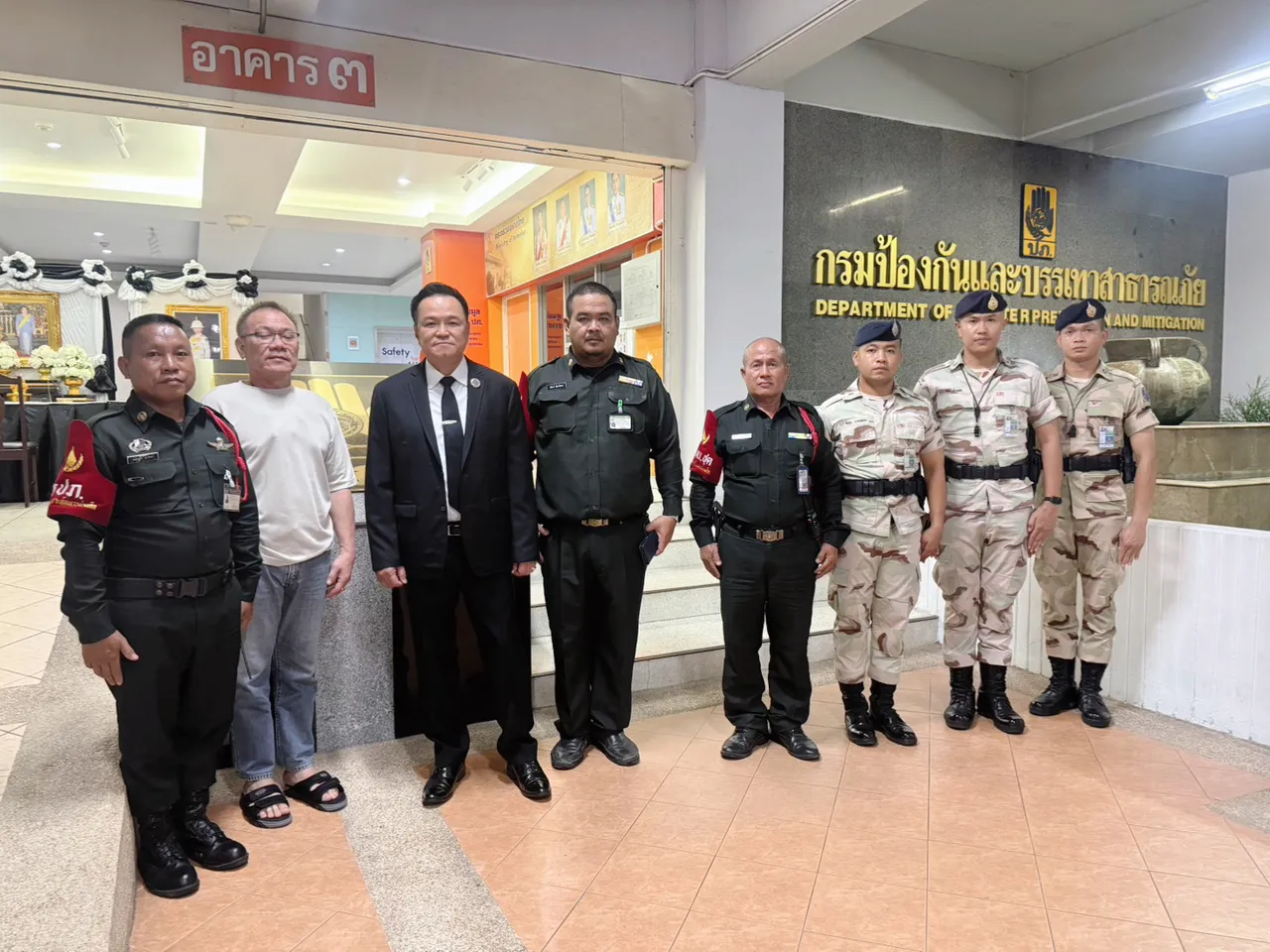 นายกฯ ลงพื้นที่ตรวจเยี่ยม สถ. กลางดึก กำชับเข้มมาตรการป้องกันอัคคีภัยสถานที่เก็บไฟล์ผลสอบ