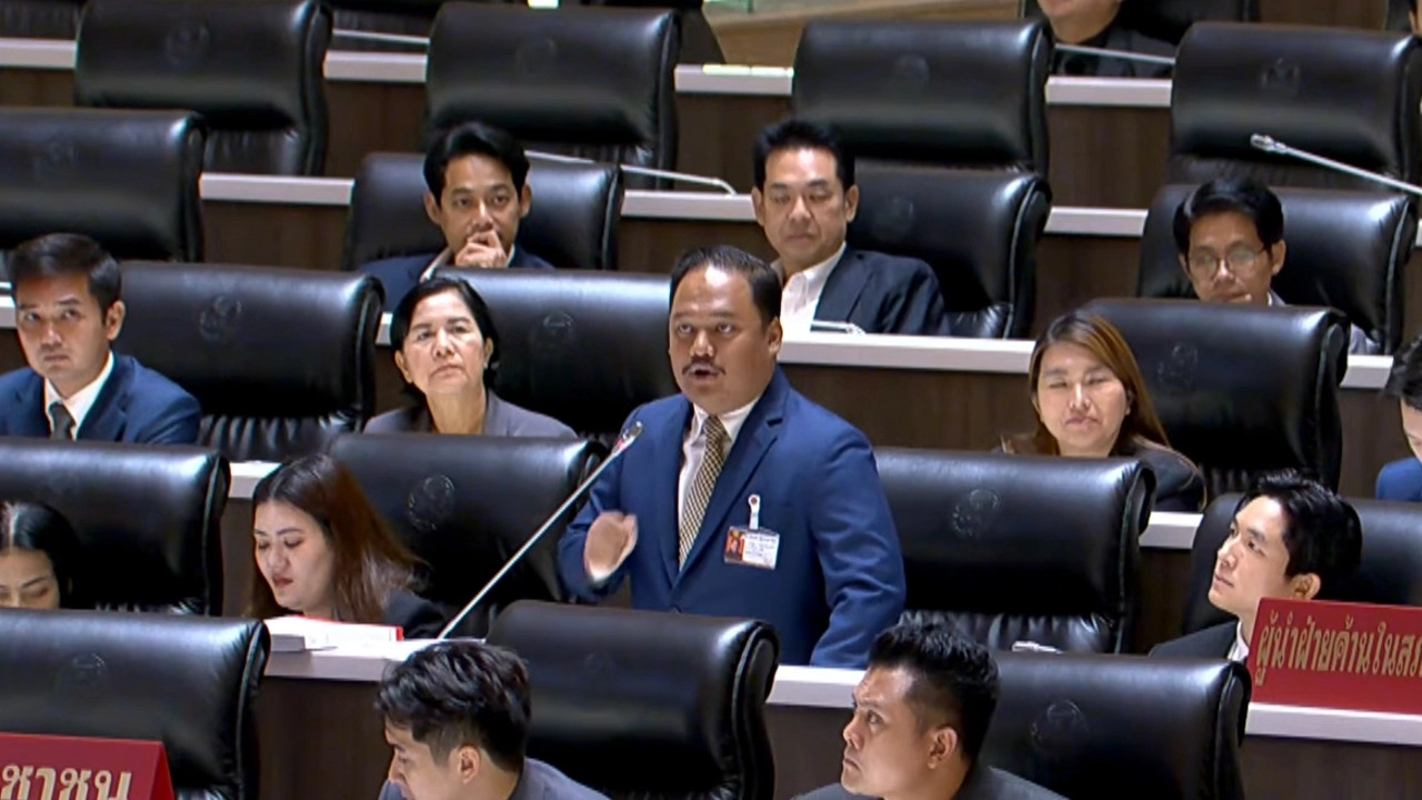 “ณัฐชา” สส.ประชาชน จวกงบปี 70 หั่นสวัสดิการเปราะบาง แต่ทุ่มงบเช่ารถไฟฟ้า-ซื้อคอมฯ