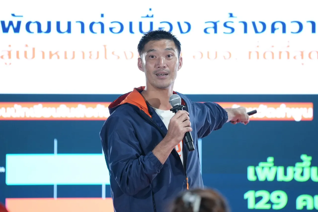 “ธนาธร” นำทัพพรรคประชาชนชู “โจ ชัยวัฒน์” ชิงผู้ว่าฯ กทม. ประกาศโรดแมป 100 วันแรก