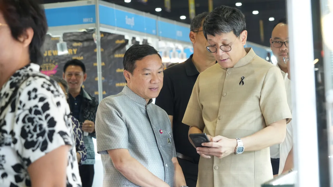 “อนุทิน” ควงภริยาเยี่ยมชมงาน OTOP Midyear 2026 ต่อเนื่องวันที่ 5