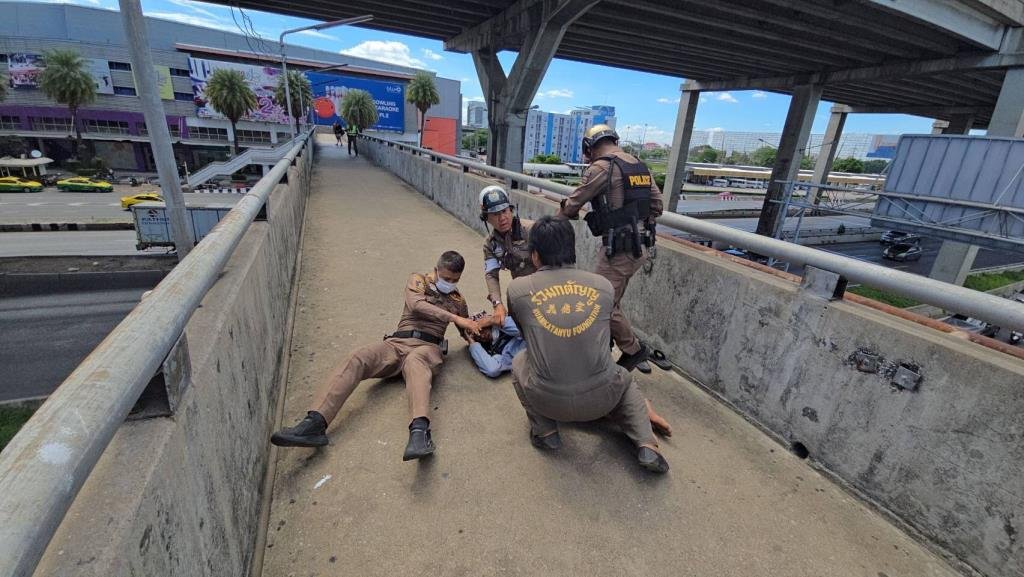 ร้อยตำรวจเอกโชว์สปิริตฮีโร่ คลานชาร์จช่วยชายเครียดหวังกระโดดสะพานลอยย่านรังสิต