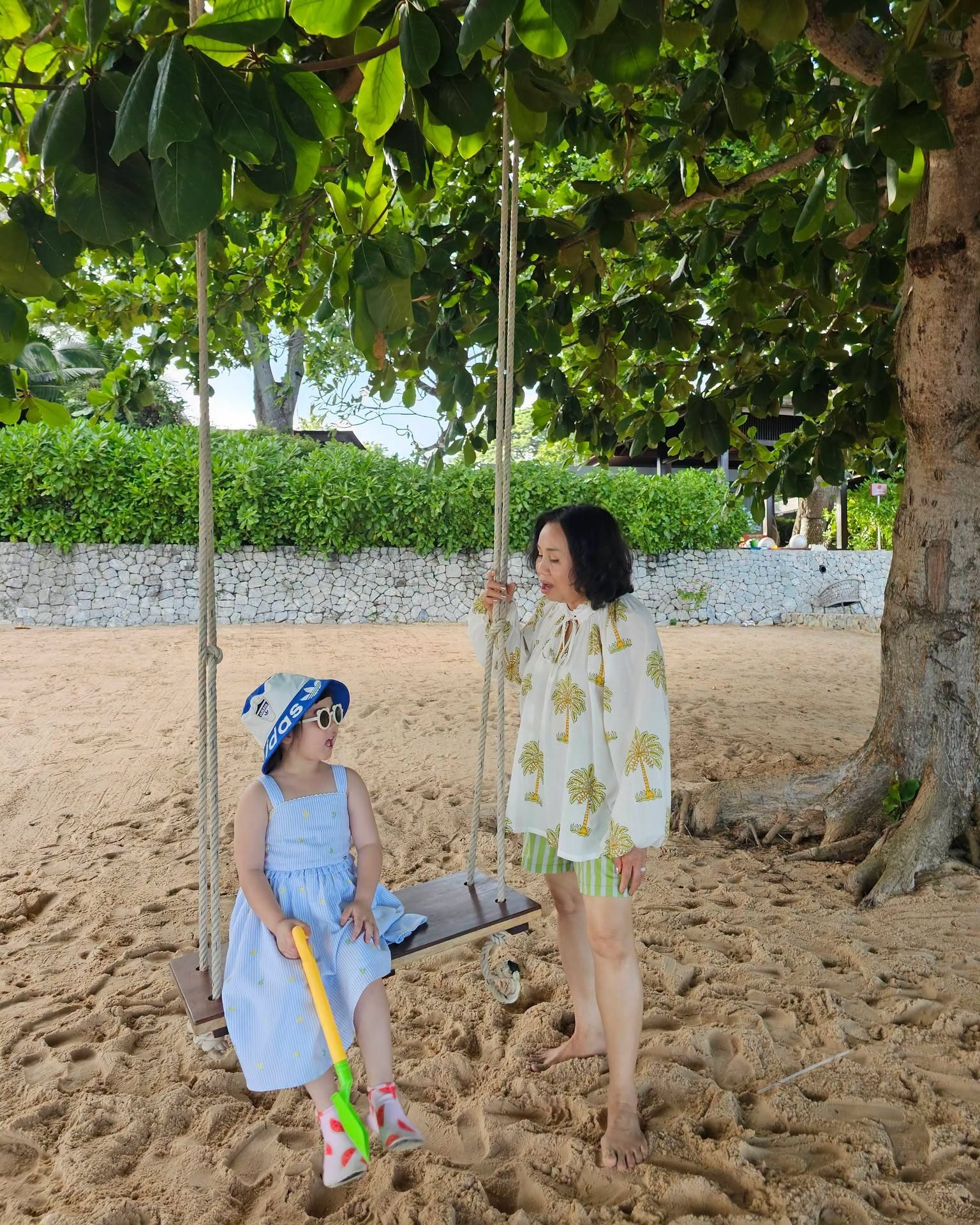 ส่องลุคใหม่ 'น้องเกล' เที่ยวทะเลกับ 'ยายหนิง' ฉายแววความสดใสจนแฟนคลับใจละลาย
