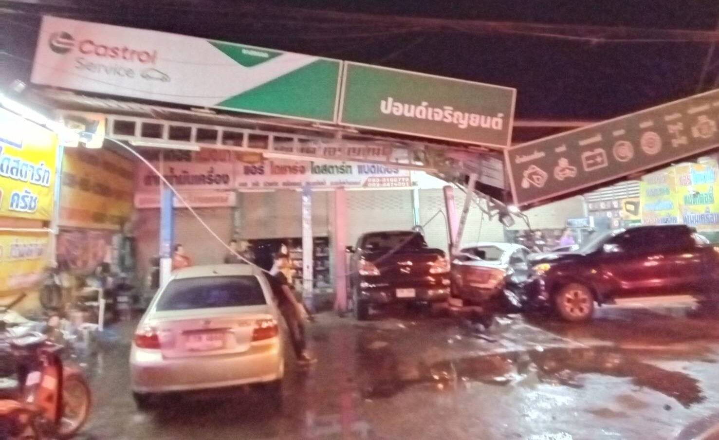 ระทึกกลางดึก! เก๋งหักหลบวัตถุปริศนาพุ่งชนร้านซ่อมรถพังยับ ชาวบ้านผวาถนนสายมรณะ