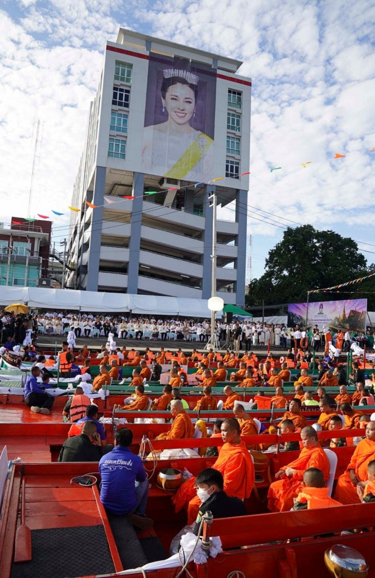 ประวัติศาสตร์หน้าใหม่! ตักบาตรทางเรือ 98 รูป ครั้งแรกในรอบกว่า 150 ปี ณ คลองเปรมประชากร