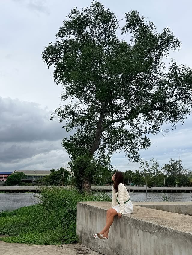 แอน ทองประสม โชว์ที่ดินริมน้ำสุดชิล แต่แฟนคลับหลุดโฟกัสเพราะรองเท้าส้นสูง