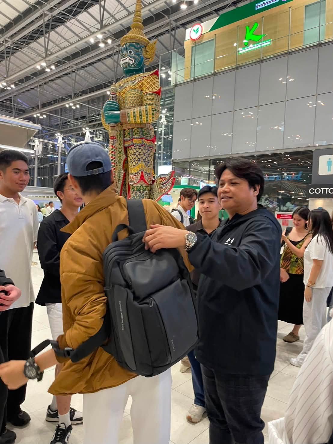 พลพล ส่งลูกชายลัดฟ้าศึกษาต่อออสเตรเลีย เผยความรู้สึกตื้นตันจนน้ำตาซึม