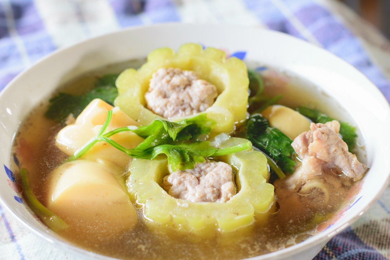 เจาะลึกสรรพคุณ 'มะระ' กินทุกวันดีจริงไหม? ไขข้อข้องใจ 5 ประเด็นสำคัญที่ควรรู้