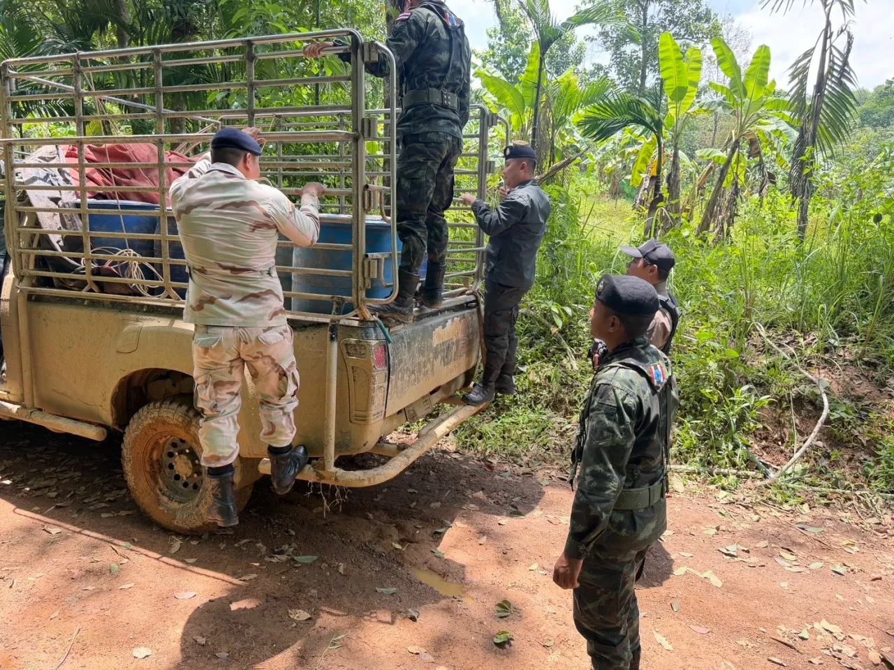 สังขละบุรีสกัดจับกระบะขนน้ำมันดีเซลเถื่อน 1,600 ลิตร เตรียมส่งข้ามแดนเมียนมา