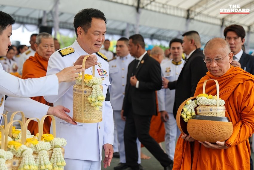 นายกฯ อนุทิน นำคณะรัฐมนตรีทำบุญตักบาตรถวายพระราชกุศล เนื่องในโอกาสวันเฉลิมพระชนมพรรษา 28 กรกฎาคม 2569
