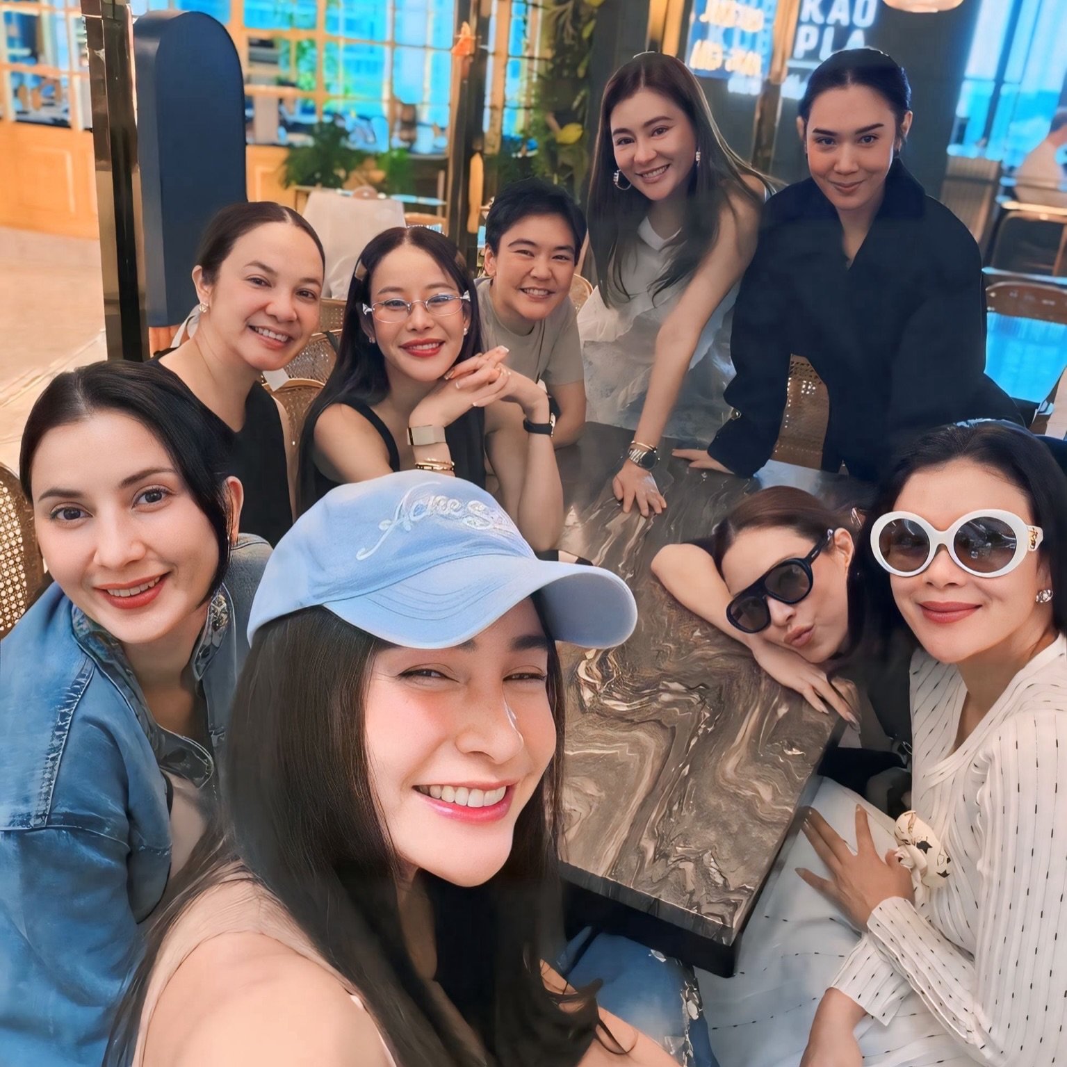 เปิดโฉมแก๊งเพื่อนเจ้าสาว 'โอ๋ ภัคจีรา' รวมตัวตัวแม่ระดับตำนานของวงการบันเทิง