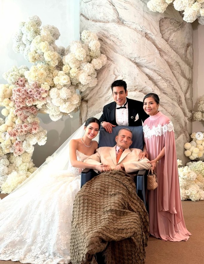 ภาพประทับใจ ณเดชน์ ดูแลคุณพ่อโยชิโอร่วมงานวิวาห์สุดอบอุ่น