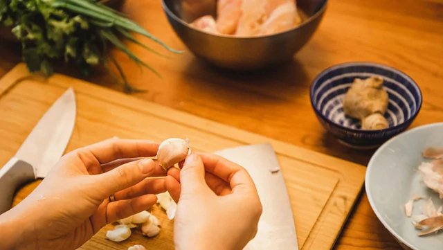 ไขข้อข้องใจ 'กระเทียมสด' ช่วยล้างพิษตับได้จริงหรือ? ส่องคำเตือนจากผู้เชี่ยวชาญ