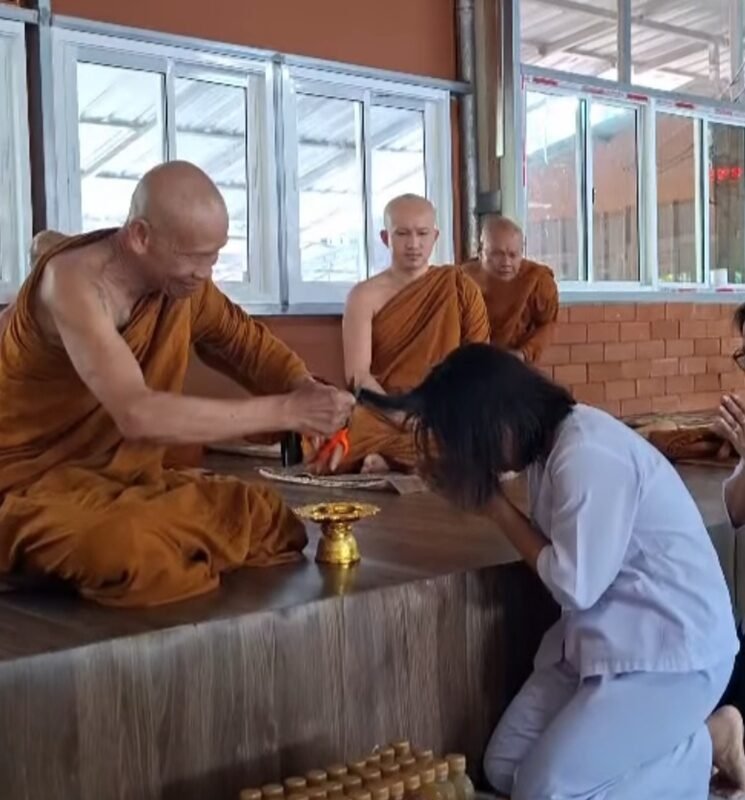 มิน รตวรรณ หรือ ไข่ตุ้ม ทองเนื้อเก้า ละทางโลกเข้าพิธีปลงผมบวช เพื่อนในวงการร่วมอนุโมทนา