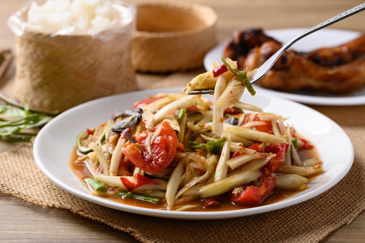 เตือนภัยสายแซ่บ! เช็ก 5 จุดเสี่ยงในจานส้มตำ ป้องกันพยาธิและเชื้อโรคก่อนสายเกินแก้
