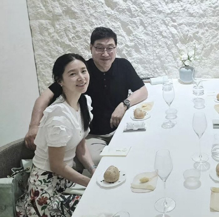 ชาวเน็ตตะลึง! ลียองเอ ควงสามีวัยเฉียด 80 เผยภาพคู่สุดหายากที่ดูอ่อนกว่าวัยอย่างไม่น่าเชื่อ