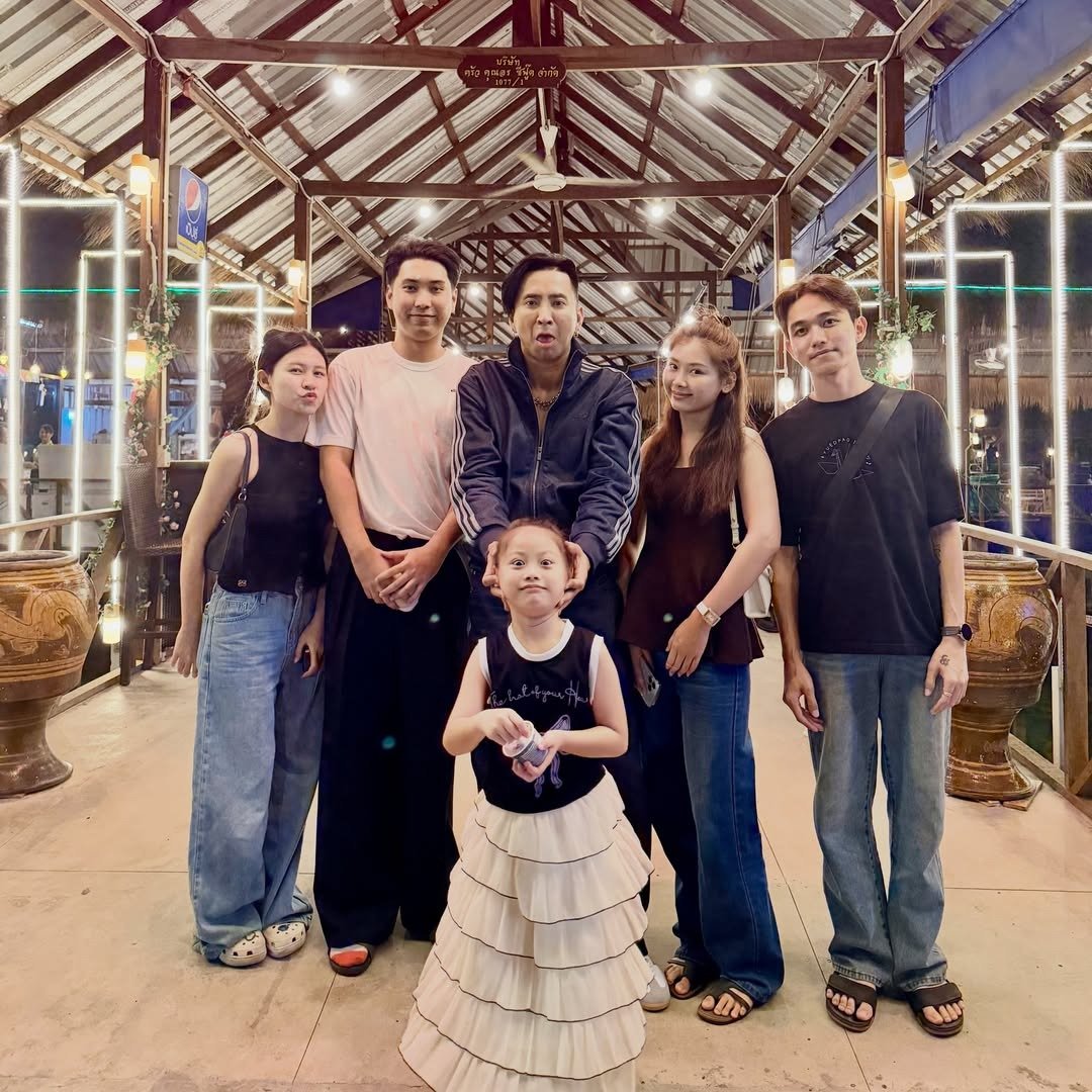 บอล เชิญยิ้ม อวดภาพครอบครัวสุดอบอุ่น แฟนคลับทึ่งความหน้าเด็กเหมือนพี่น้อง