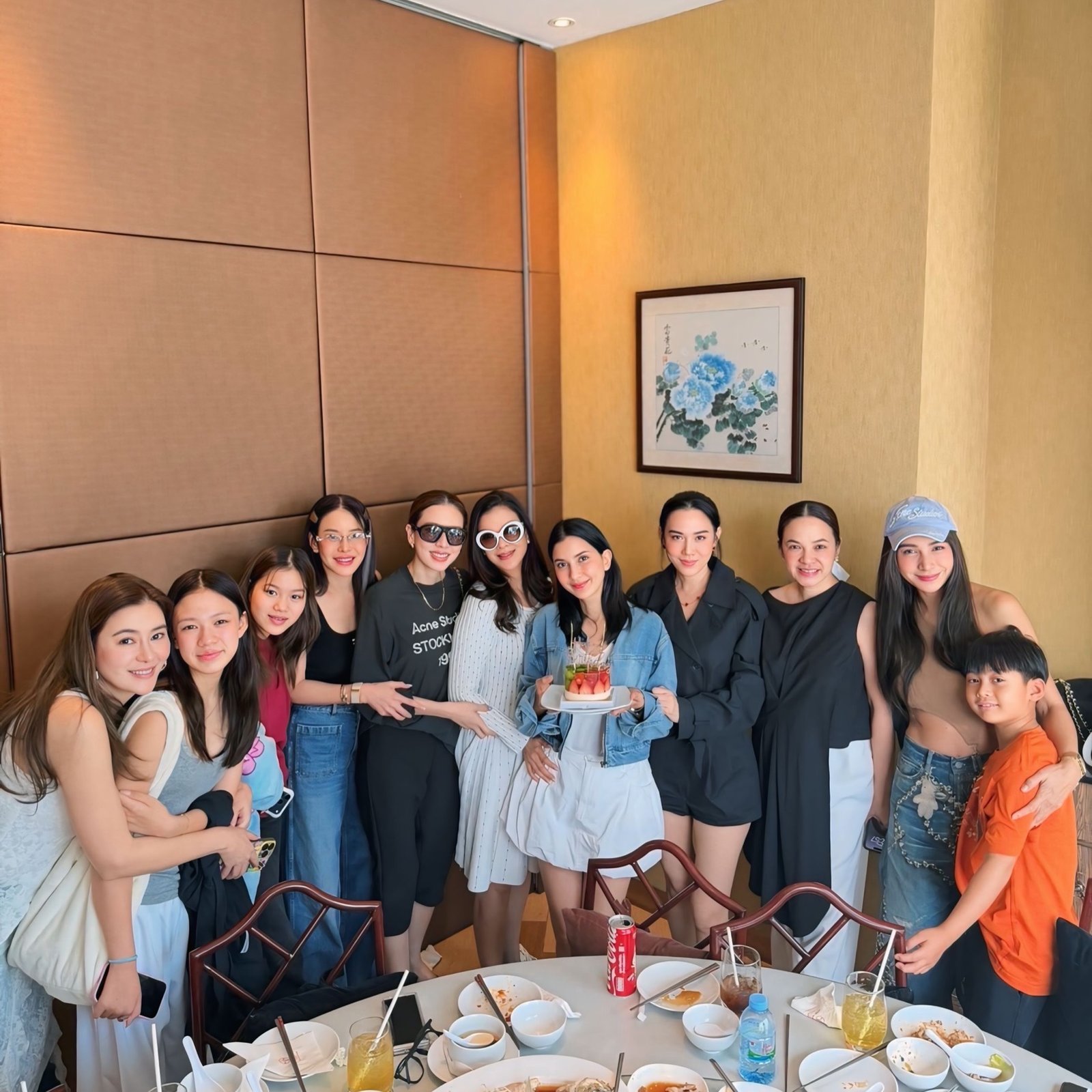 เปิดโฉมแก๊งเพื่อนเจ้าสาว 'โอ๋ ภัคจีรา' รวมตัวตัวแม่ระดับตำนานของวงการบันเทิง