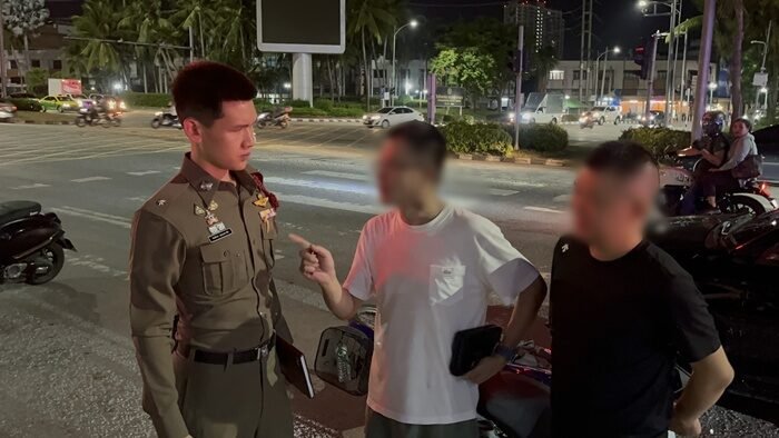 นักท่องเที่ยวจีนเมาขับพุ่งชนรถติดไฟแดง อ้างเสนอเงินปิดคดีก่อนถูกรวบตัว