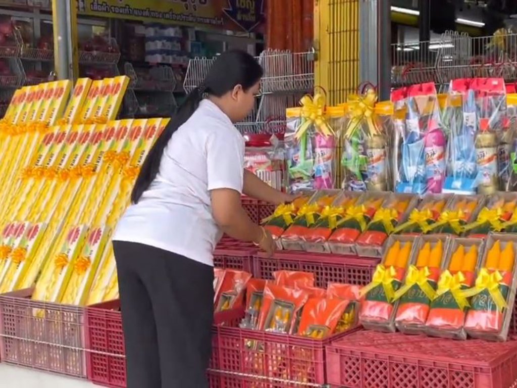 ตรังคึกคักรับเทศกาลเข้าพรรษา ประชาชนแห่ซื้อเทียนพรรษาต่อเนื่อง