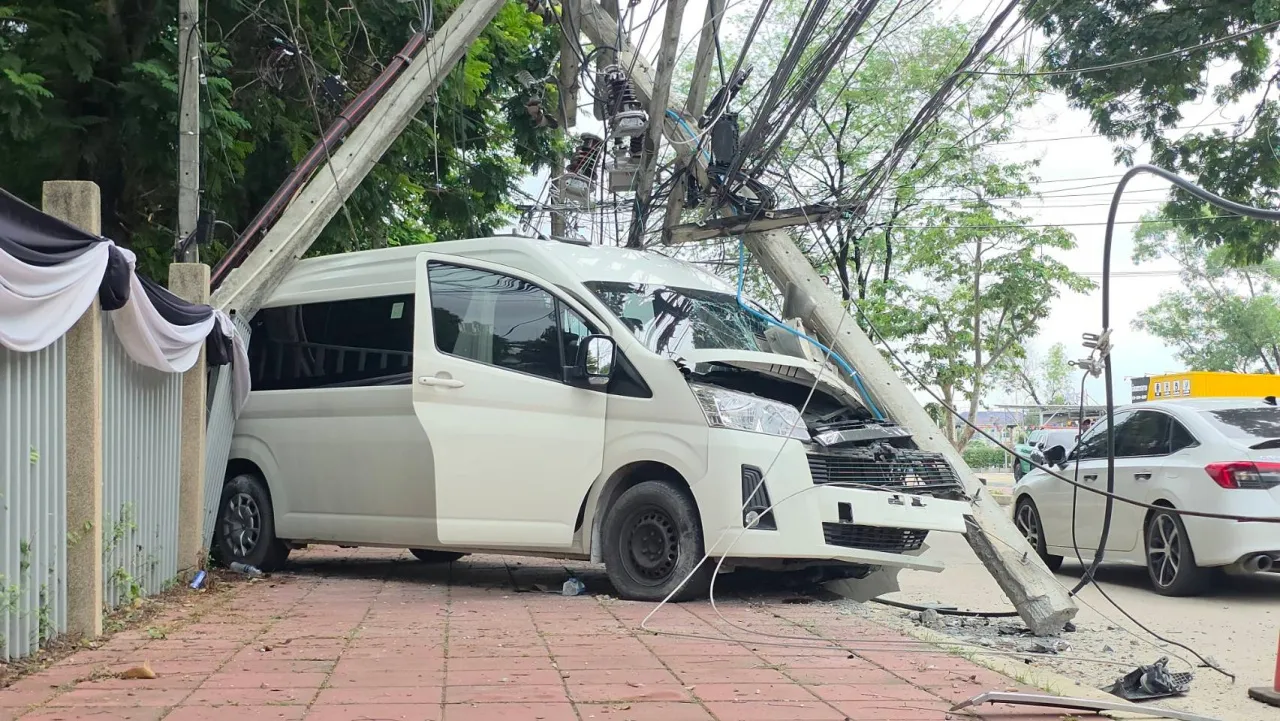 ระทึก! รถตู้รับ-ส่งนักเรียนพุ่งชนเสาไฟฟ้าที่ปทุมธานี บาดเจ็บระนาว 13 ราย