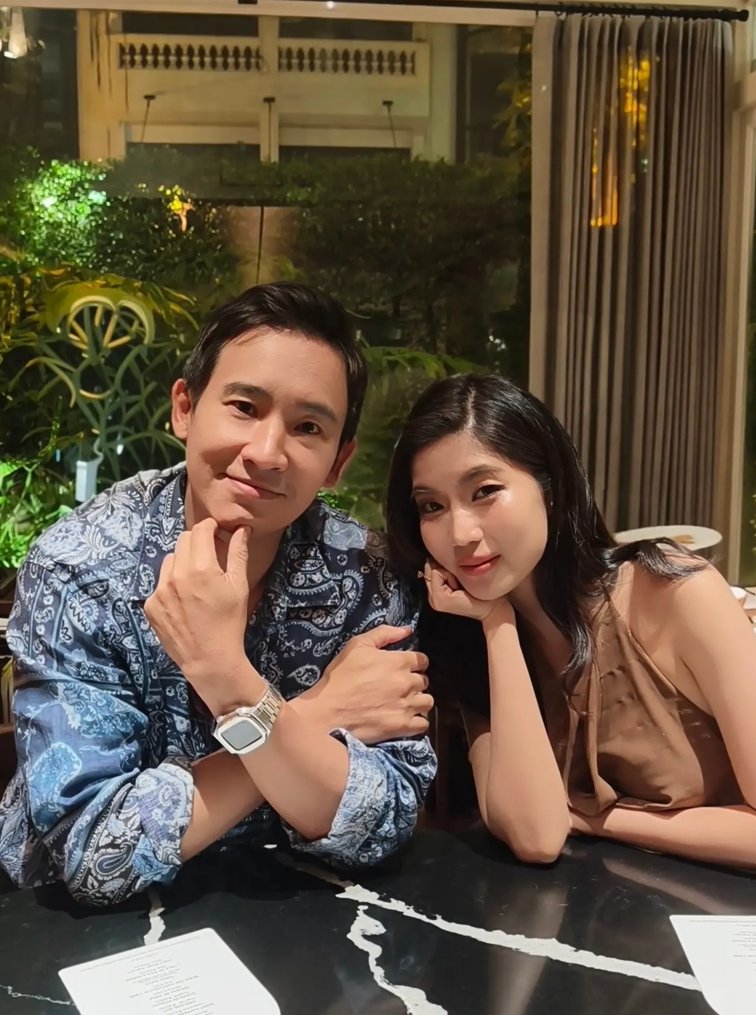 ทิม พิธา ควง ก้อย อรัชพร โชว์หวานกลางร้าน ตอกย้ำความสัมพันธ์ด้วยแหวนแทนใจ