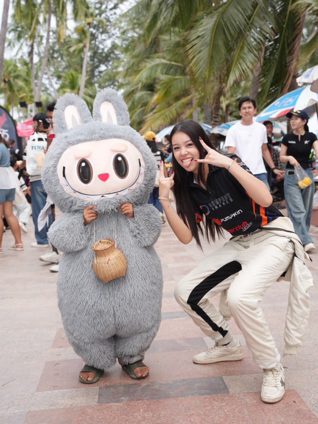 โมเมนต์น่ารัก! 'โรเตอร์ ทองเจือ' ให้กำลังใจ 'แตงโม ปุณณดา' ลงสนามแข่งรถ