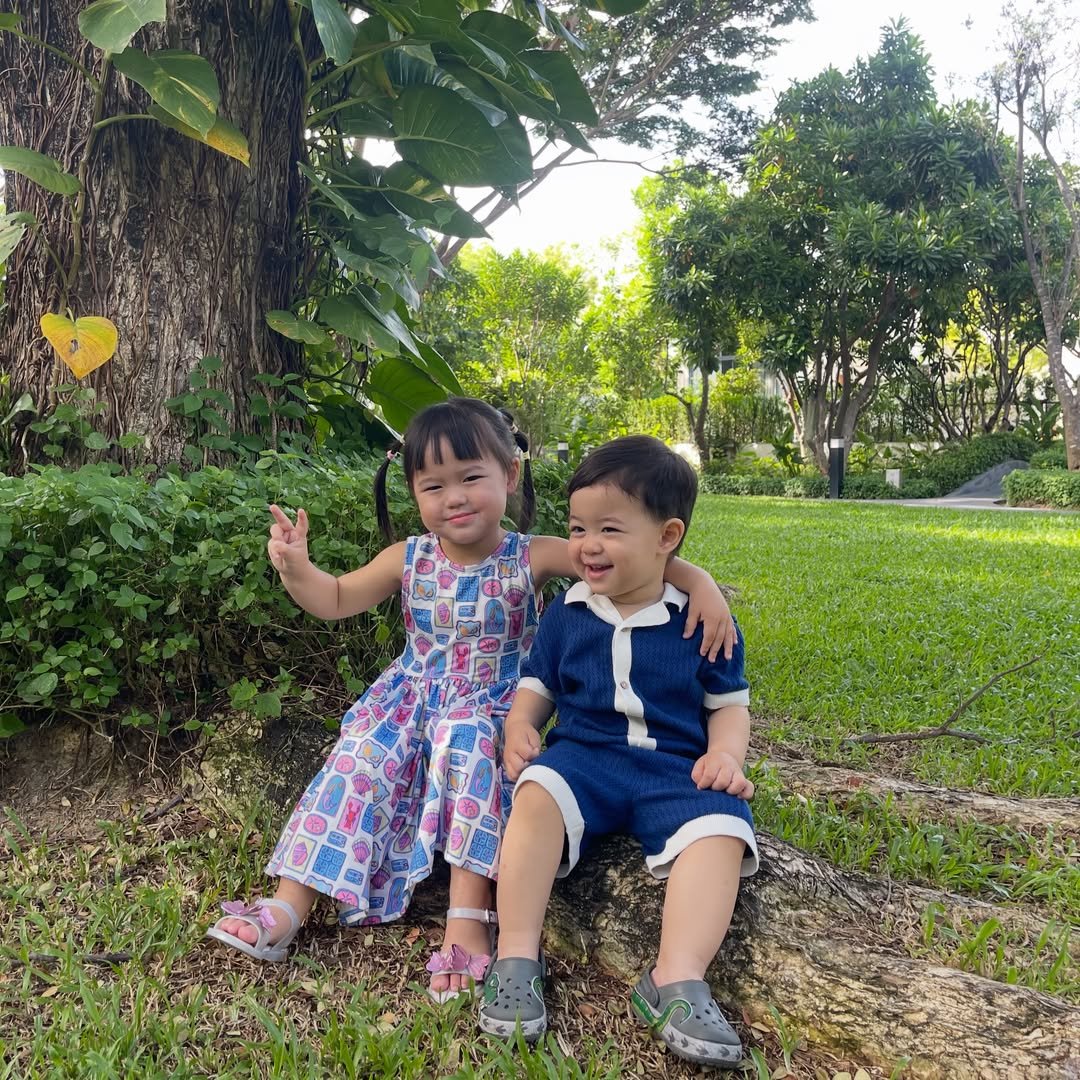 พัฒนาการความน่ารัก 'น้องเอลิเซีย-น้องแพทริค' สองพี่น้องตระกูลรังษีสิงห์พิพัฒน์