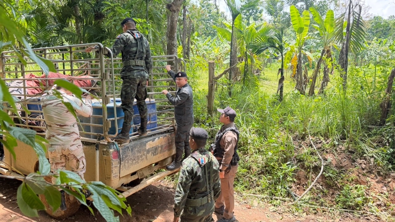 สังขละบุรีสกัดจับกระบะขนน้ำมันดีเซลเถื่อน 1,600 ลิตร เตรียมส่งข้ามแดนเมียนมา