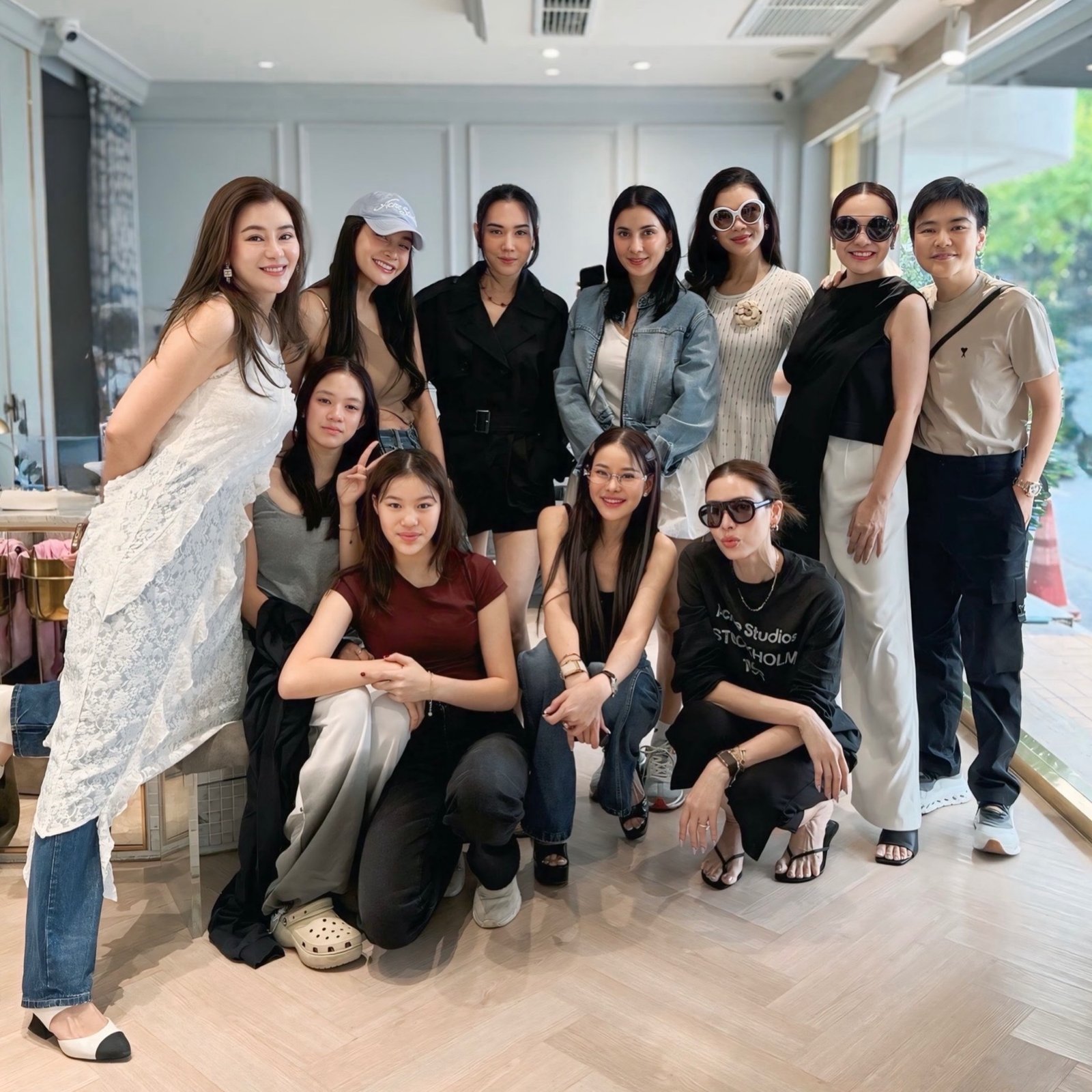 เปิดโฉมแก๊งเพื่อนเจ้าสาว 'โอ๋ ภัคจีรา' รวมตัวตัวแม่ระดับตำนานของวงการบันเทิง