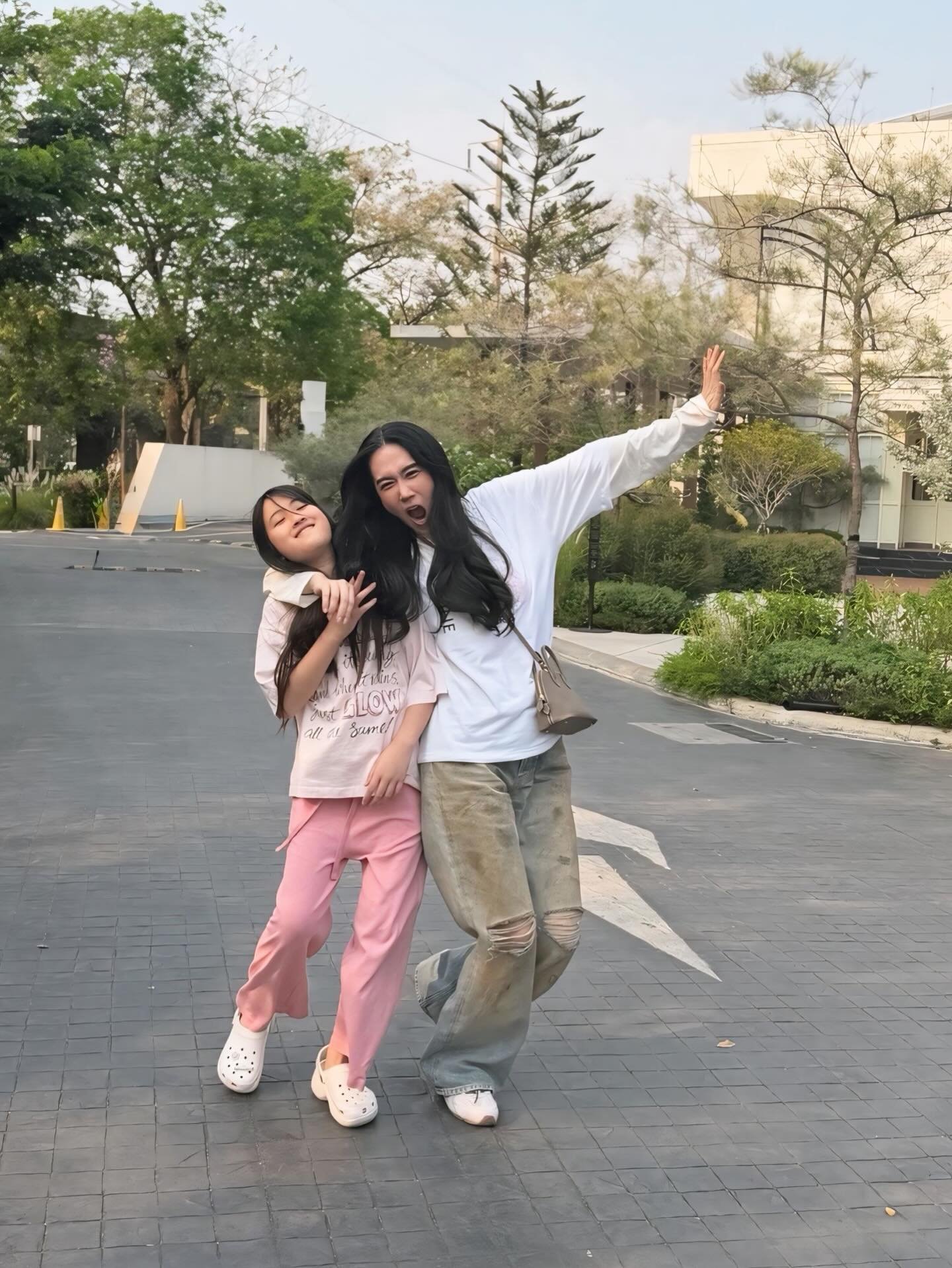 แฟนคลับฮือฮา! ภาพคู่ 'แม่เมย์-น้องมายู' เผยความเหมือนคุณพ่อ 'หนุ่ม กรรชัย' ชัดเจน