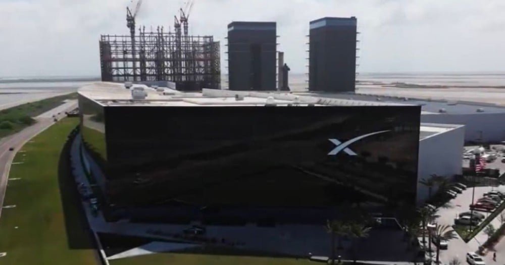 SpaceX ปฏิเสธข่าวลือซุ่มพัฒนาอุปกรณ์พกพา AI หลังมีรายงานนำเสนอต้นแบบให้นักลงทุน